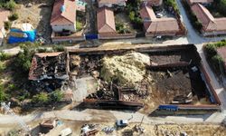 Mandıra yangını felaketi! Ev ve ahır kül oldu, 1 koyun ve yavrusu feci şekilde telef oldu