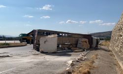 Mermer blok yüklü tır devrildi: Feci kazada 1 yaralı!