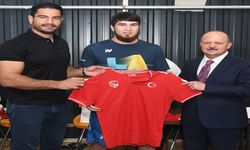 Dünya Şampiyonundan Kastamonu Valisine Milli Takım forması