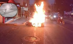 Motosiklet bir anda alev topuna döndü: Kurye son anda kurtuldu