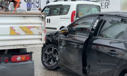 Otomobil ile kamyonet çarpıştı: 3 yaralı