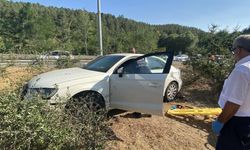Otomobiliyle yol kenarındaki bordürlere çarptı: 2 yaralı
