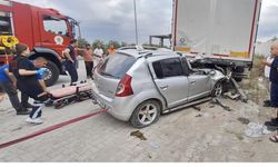 Feci kazada otomobil tırın altına girdi: 1 ölü, 3 yaralı!