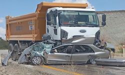 Otomobil hafriyat kamyonuyla çarpıştı: 1 ölü