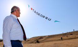 Taşköprü’de gökyüzü çocuklarla şenlendi: 'Taşköprü' uçurtması gururlandırdı
