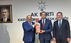 Başkan Arslan, Genel Başkan Yardımcısı Demir'e Taşköprü sarımsağı hediye etti