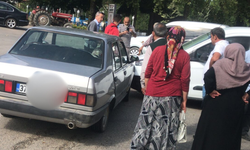 Taşköprü'de araçlar çarpıştı, maddi hasar meydana geldi