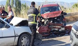 Feci kazada iki araç kafa kafaya çarpıştı: 1 Ölü, 10 Yaralı