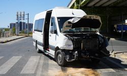 Yolcu minibüsü ile hafif ticari araç çarpıştı: Feci kazada 10 kişi yaralandı