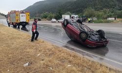 Devrilen otomobildeki 2 kişi yaralandı