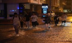 Kastamonu'da uyarıldı! Karadeniz'de sel: Ev ve iş yerlerini su bastı!