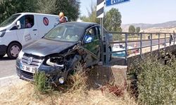 Otomobil bariyerlere çarptı: 1 ölü, 2 yaralı