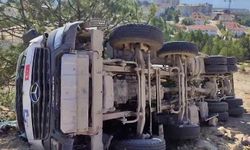 Beton mikseri devrildi: Sürücü yaralandı
