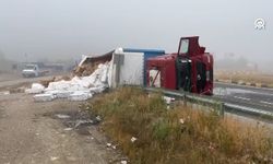 D-100'de Tır Devrildi: Ortalık Savaş Alanına Döndü