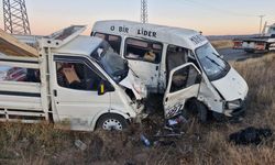 Minibüs ve Kamyonet Çarpıştı: 4 Kişi Yaralandı