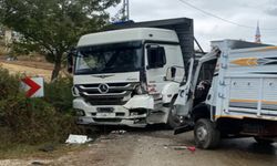 Kastamonu'da 2 kamyon Çarpıştı: Sıkışan Yaralıları İtfaiye Kurtardı