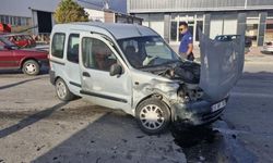 Feci kaza: Otomobil ile hafif ticari araç çarpıştı, 3 yaralı