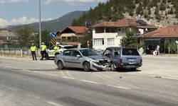 İki otomobil çarpıştı: Feci kazada 2'si çocuk 6 yaralı