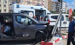 Kavşakta zincirleme kaza: 2 kişi yaralandı