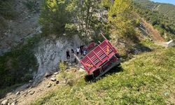 Korkunç kaza: Freni boşalan kamyon devrildi, 1 ölü