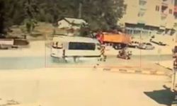 Minibüs ile motosiklet çarpıştı: Feci kaza kameraya yansıdı