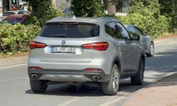 Motosiklet ile otomobil çarpıştı, 2 genç yaralandı