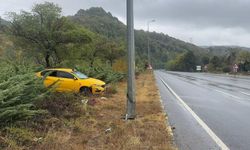 Ticari taksi aydınlatma direğine çarptı: 1 yaralı!