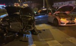 Kırmızı Işıkta Bekleyen Araca Çarpan Sürücü Olay Yerinden Kaçtı