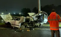 Feci kaza: 37 plakalı otomobil ikiye bölündü