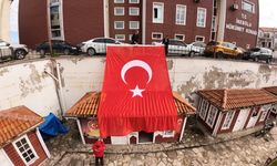 İnebolu Gaziler Derneği’ne 6 Metrelik Türk Bayrağı Asıldı