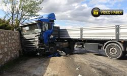 Kastamonu'da tır istinat duvarına çarptı: Sürücü kabinde sıkıştı