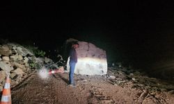 Kastamonu'nun ilçesinde düşen dev kaya yolu kapattı