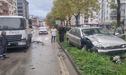 Otomobil Çöp Kamyonuna Çarptı: 1 Kişi Yaralandı