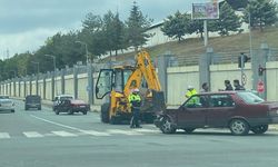 Kastamonu’da Sunta Kavşağında Trafik Kazası: İş Makinasına Çarptı!