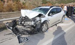 Kamyon ve Otomobil Çarpıştı: 3 Kişi Yaralandı