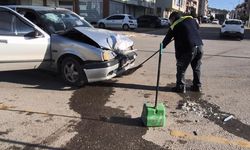 İki otomobil kavşakta çarpıştı!