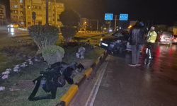 Yağış Sonrası Kontrolden Çıkan Araç Trafik Işığı Direğine Çarptı: Sürücü Kayıplara Karıştı