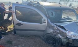 Hafif ticari araç ile otomobil çarpıştı: 1 ÖLÜ, 4 YARALI