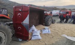 Buğday yüklü traktör devrildi!