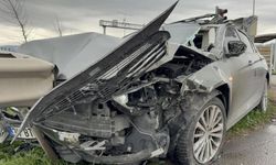 Feci Çarpışma: Otomobil Kamyonete Çarpıp Bariyere Saplandı! 3 Yaralı