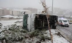 İşçileri Taşıyan Minibüs Refüje Çarpıp Devrildi: 14 Yaralı