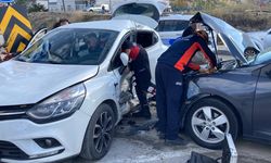 Feci Kaza: 2 Otomobilin Çarpıştığı Kazada 7 Kişi Yaralandı