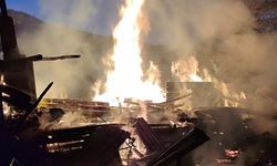 Alevler ahşap evi yuttu: 2 Yaralı!