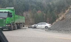 Kastamonu-Çatalzeytin Yolunda Otomobil ile Kamyon Çarpıştı!