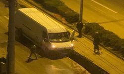 Kastamonu’da minibüs Türk Telekom’un kazdığı çukura düştü!