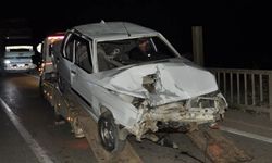 Komşuda Feci Kaza: Köprü Demiri Aracın İçine Girdi, 3 Kişi Yaralandı