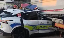 Acı Kaza: Polis Aracı TIR’a Çarptı! 1 Polis Şehit Oldu