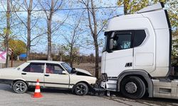Taşköprü’de Süt Toplama Kamyonu ile Otomobil Çarpıştı: Sürücü Yaralandı