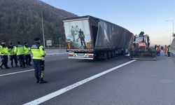 Tır Kazası: Yol Ulaşımı Geçici Süreyle Kapandı