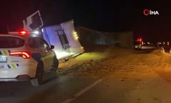 Feci kaza: Devrilen tırdaki hayvan yemi yolu kapattı (görüntülü haber)